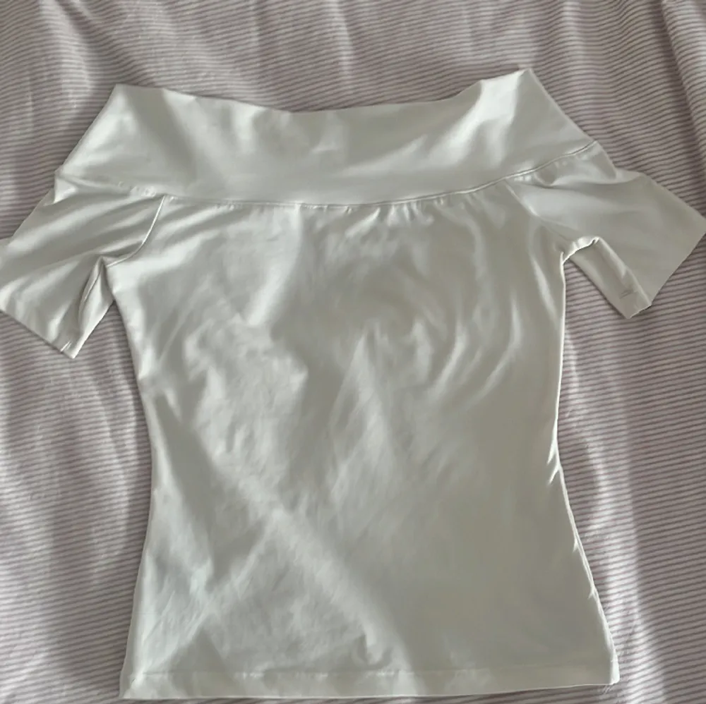 1a bilden är inte min, men det är en exakt likadan tröja. Jätte fin vit top från H&M. Tyget har lite ”silkesvibes” av sig.. Toppar.