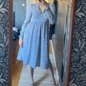 Sommarklänning - 🐚Blommig klänning från Monki 🐚Inga defekter - bara använt ca tre gånger  🐚Madicken-vibes???? Romantisk  🐚Tyvärr för liten för mig - midjan hamnar för långt upp på bröstkorgen på mig (177 cm lång) 🐚97 % polyester 3 % elastan