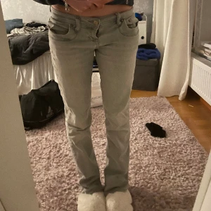 Ltb jeans  - Slutsålda trendiga Ltb jeans i ljusgrå! Jättefint skick utan slitningar. Är 168💓😇