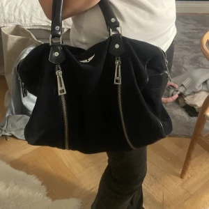 Zadig väska - Jättesnygg zadig väska i marinblå mocka!! Tecken på användning på baksidan men märks inte, skriv för fler bilder!! Kontakta mig vid frågor och funderingar🫶💓 pris kan diskuteras!!