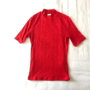 Röd tröja i mycket bra skick som inte kommer till användning ✨💕