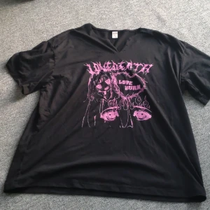 Emo tröja med lösa ärmar - Alternativ tröja från shein med lösa ärmar (se bild 3). Från början hade den en kedja som vid halsen men den har jag nog tappat bort, funkar nog toppen att bara sätta dit nån vanlig svart tråd istället eller gå utan. 