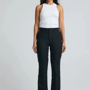 Kostymbyxor  - Kostymbyxor från bikbok, är i bra skick, använda 1 gång. Säljer pga har redan ett par likadana. Storlek 38 men väldigt små i storleken så passar även 36.