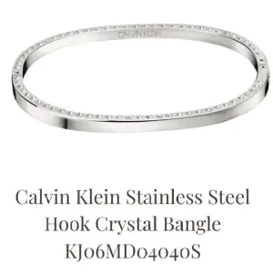 Calvin Klein Stainless Steel Hook Crystal Bangle. Säljs pga slutat använda silversmycken. Använt fint skick. Pris 500kr🩶
