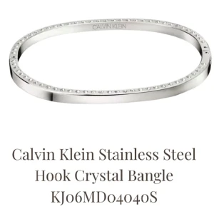 CALVIN KLEIN ARMBAND - Calvin Klein Stainless Steel Hook Crystal Bangle. Säljs pga slutat använda silversmycken. Använt skick. Pris 300kr🩶