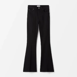 Svarta low waist bootcut jeans - Jag säljer mina svarta low waist bootcut jeans. Jeansen är knappt använda sedan köpet och har inga möjliga defekter därav priset då nypriset ligger på 599💕🎀