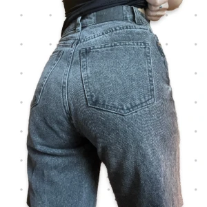 Jeans - Högmidjade jeans, säljer då de är lite för små. Skulle säga att de passa S/xs