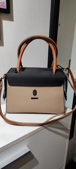 Brun/Begie/Svart damväska  - Helt ny,en väska som passar varje dag, rymlig med fin färg kombination.