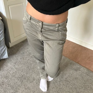 Gröna jeans  - Gröna jeans från Atelier Gardeur. Storlek 42 men passar på 38 (som på bilden) också🫶🏻🫶🏻 Nypris ca 2000 kr och de är aldrig använda (helt nya) så inga defekter!