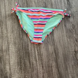  Bikini trosor med ränder - Bra att bada i på sommaren jättefina och sköna att ha på sig också att sola i