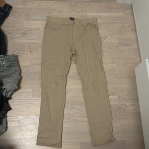 Chinos - Bra skick. Mått är EUR 33 Nypris 400kr