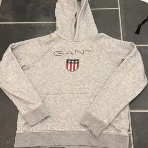 Gant hoodie i stl XXS/XS. Litet hål i fickan men inget som direkt syns när man bär den, annars topp skick. Säljer för den inte kommer till användning.