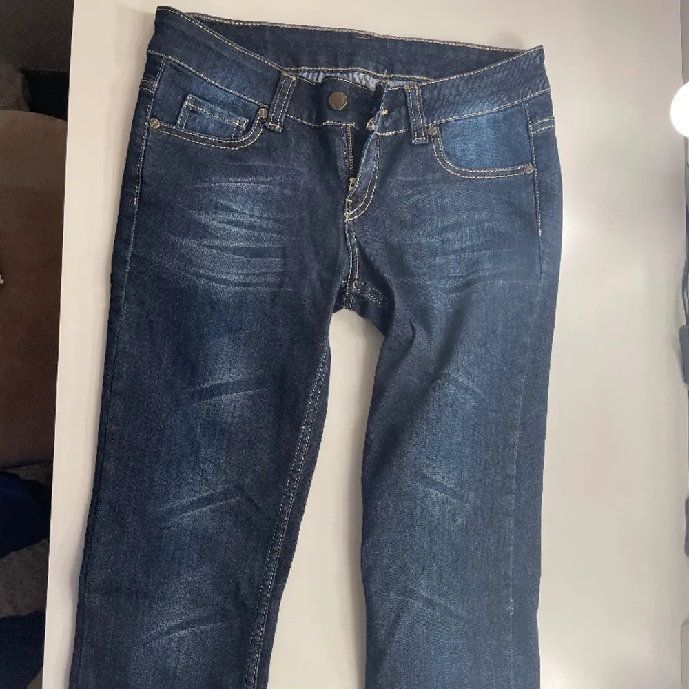 Lågmidjade jeans, endast testat. Jättefint skick, inga defekter. Storlek xs. Tightare uppe och lite lösare längre ner💕passar jättefint!!!!. Jeans & Byxor.