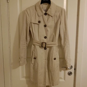 Beige Esprit trenchcoat  - Helt felfri tunn kappa, sparsamt använd en säsong. 