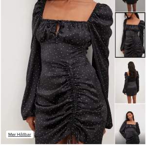 Såå fin klänning från NAKD!! Älskar denna men har tyvärr inte kunnat använda den då den är för liten för mig, där med är den oanvänd! Nypris är 699kr🩷