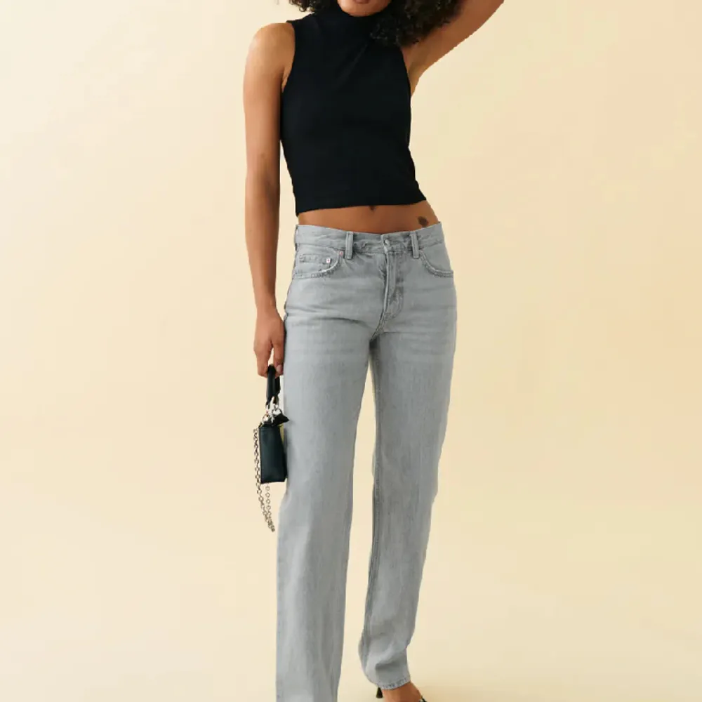 Lågmidjade, gråa jeans ifrån ginatricot, storlek 34! Köpta i somras, använda fåtal gånger!. Jeans & Byxor.