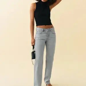 Lågmidjade, gråa jeans ifrån ginatricot, storlek 34! Köpta i somras, använda fåtal gånger!