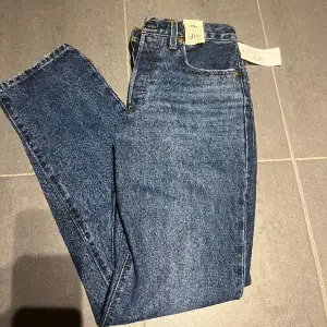 Helt nya Levis 501 i croppad modell!  Aldrig använda och alla prislappar sitter kvar. Säljer pga för liten storlek. Strl 27x30