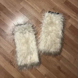 vita fluffiga benvärmare -  vita fluffiga benvärmare som använts en gång :) köpta för 300kr.