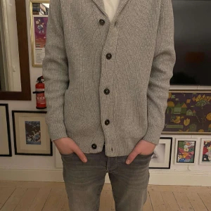 Marks & Spencer kofta - Säljer min gråa Marks & Spencer kofta i M. Denna är ofta slutsåld och svår att få tag i.