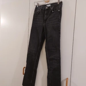 Jeans - Jeans från Zara.Andvända 2 gånger.Dragkjedja är sönder.Kolla bild 2.Det går att stänga den.