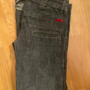 Jätte coola jeans från 2000s och jag säljer endast för att dem är för små. Skriv ifall ni har frågor❤️ (obs sönder där nere)