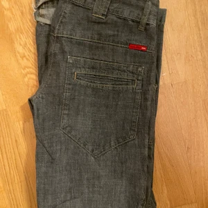 Coola jeans  - Jätte coola jeans från 2000s och jag säljer endast för att dem är för små. Skriv ifall ni har frågor❤️ (obs sönder där nere)