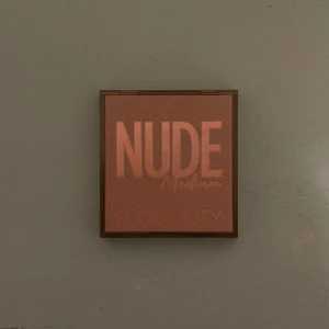 Huda Beauty  - Ögonskuggspalett från Huda Beauty i färgen Medium. Nypris 409 kr. Råkat stöta till den guldiga färgen. Endast testat färgerna men fick aldrig mer användning för dom. 