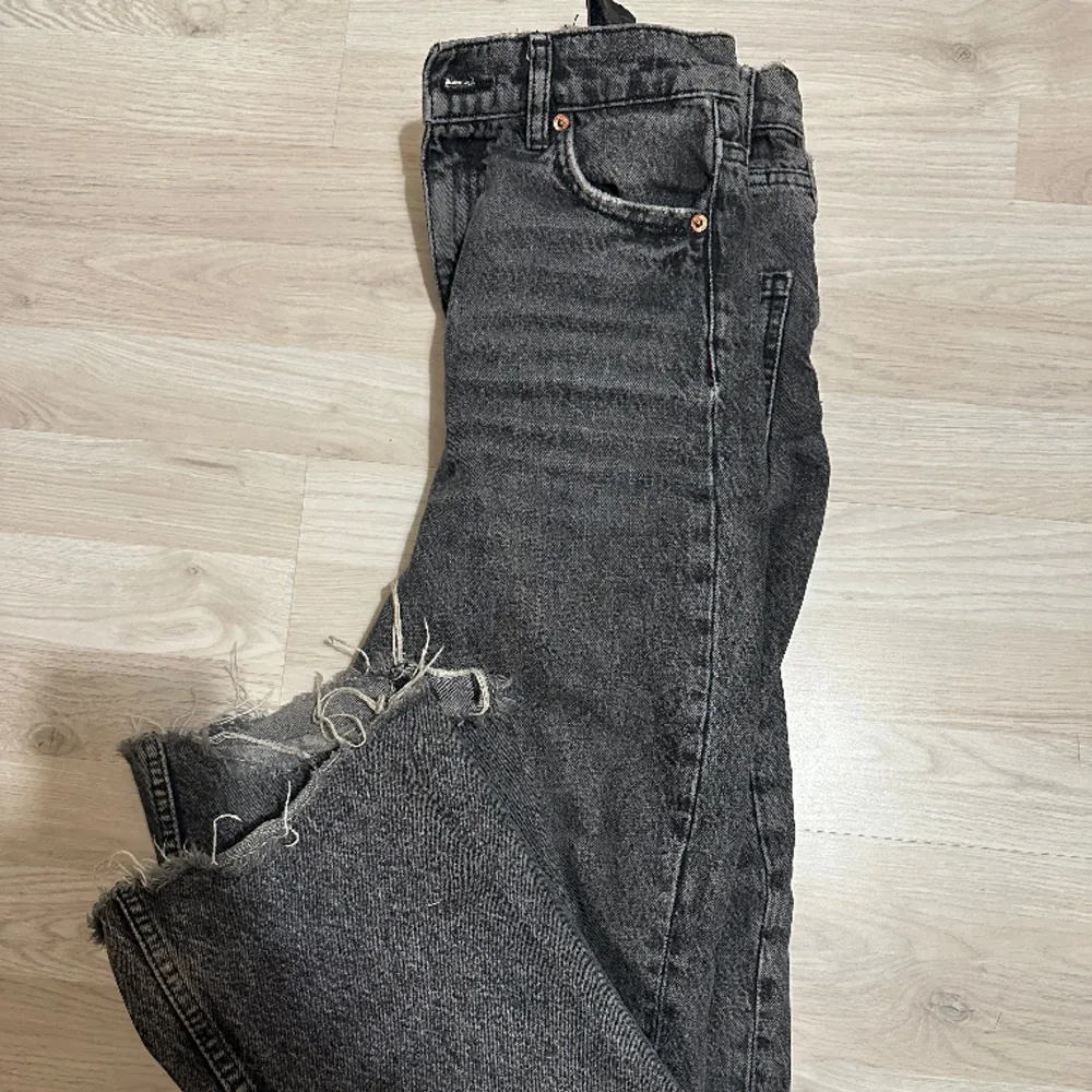 Grå jeans från Zara Storlek 34. Jeans & Byxor.