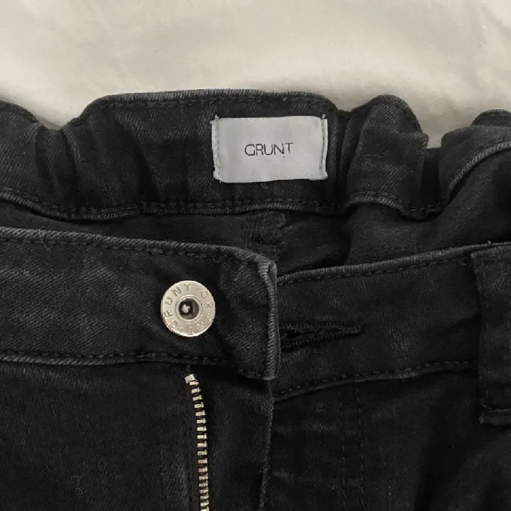 lågmidjade bootcut jeans från GRUNT, i storlek 29, nypris 650❤️ . Jeans & Byxor.