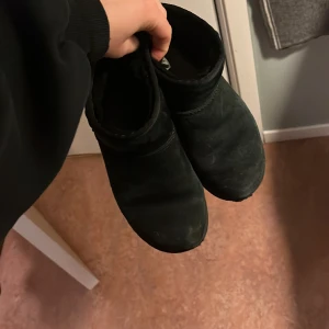Ugg mini svarta 36 - Ugg mini i svart, storlek 36. Använda men i fint skick och går att rengöra fint! Hela och inga hål, använts av mig som pendlar mellan 36/37. Så fina! Pris kan diskuteras något vid snabb affär
