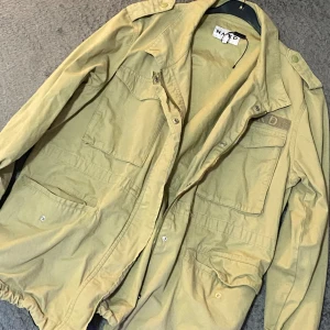 Vill sälja den, köpte den för 300 kr, säljer den för 200kr  - Den här jackan är både stilren och färgglad. Den har en neutral färg som gör den lätt att matcha med olika kläder. Etiketterna ger den en extra pop av färg. Jackan är tillverkad av högkvalitativa material och har en bekväm passform. Perfekt för dig