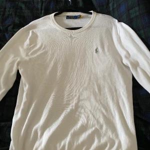 Ralp lauren stickad tröja  - Hej, säljer en ralp lauren tröja då den inte kommer till så mycket användning. Skulle säga att den är beige/vitt. Skriv i DM för fler frågor eller bilder.