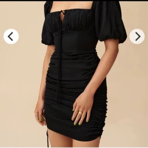 Adoore klänning svart - Super fin adoore klänning i storlek xs, de är liten i storleken och är liiiite sönder i ena armhålan men det är inget som syns , har prislappen kvar 🩷