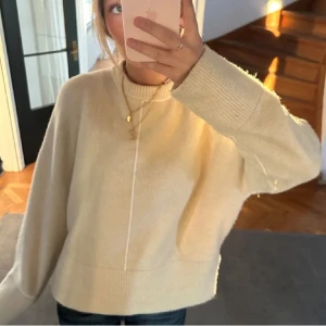 Stickad tröja Zara - Stickad beige tröja från Zara🤍använd några gånger men kommer inte till användning längre, lånade bilder‼️skriv privat för egna 