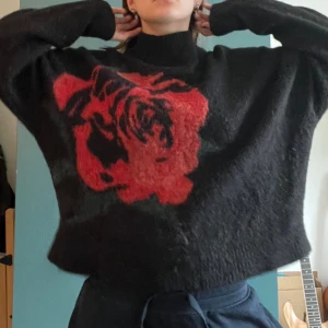 Stickad tröja från & Other Stories - En svart stickad tröja från & Other Stories i bra skick. Superfin med en ros på framsidan och lite hög krage. Skriv om du har frågor eller vill diskutera pris!🤗🫰