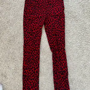 Sjukt coola röd-svarta leopard byxor från zara. Nästan i helt nytt skick. Skriv för intresse❤️🐆