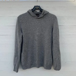 Kashmir hoodie - Säljer denna Kashmir hoodien från Oscar Jacobsson. Väldigt bra skick inga hål eller liknande, kom privat för mer bilder eller liknande(: