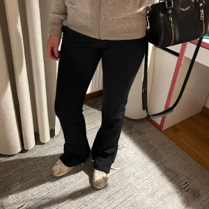 Lågmidjade kostymbyxor  - Lågmidjade kostymbyxor från BikBok i modellen Vera. Pris kan diskuteras!💘