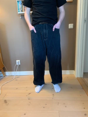 Jenas - Coola jeans från Trade Mark med häftigt tryck! Storlek 40/XL