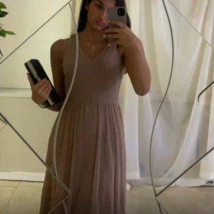 fest klänning  - super snygg klänning från vila. På den sista bilden visar den ungefär längden däremot är mina klackar  10 cm