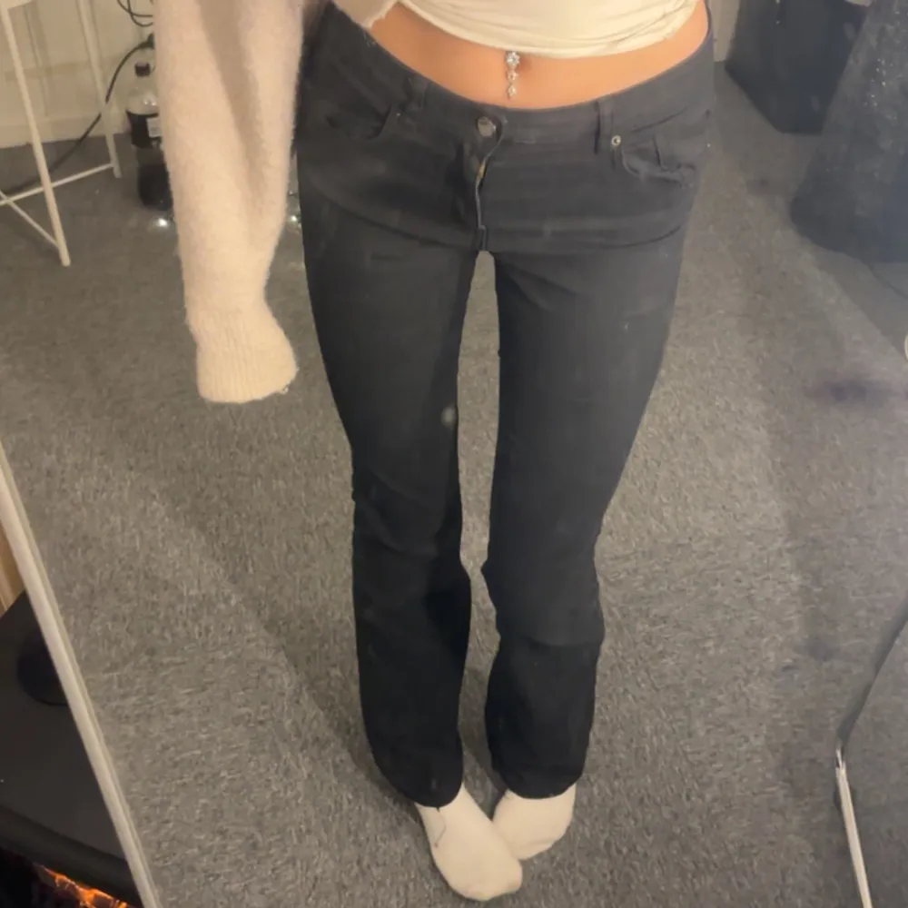 Ett par tunnare jeans från H&M i typ mid waist, dom är knappt använda😻 stl 34 men skulle säga att dom passar 32.. Jeans & Byxor.
