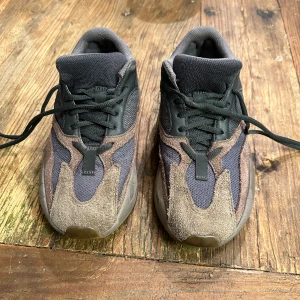 Yeezy 700 muave  - Säljer mina super snygga yeezys då jag ändrat min stil lite.. super snygga och svåra att få tag i i bra skick