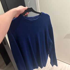 Mörkblå stickadtröja - Mörkblå stickadtröja från Zara i storlek M. Mycket fint skick.