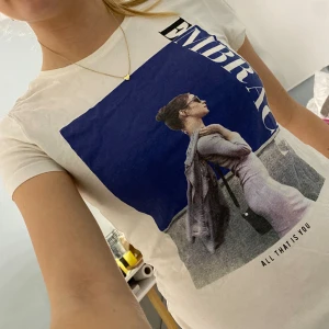 tshirt only - tshirt me snyggt tryck från only💙 Storlek XS säljer endast pga att jag har växt ur den