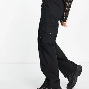 Cargobyxoe - Svarta cargobyxor med låg midja. Oanvända och säljer då jag missat att skicka tillbaka. Nypris 338kr. Långa på mig som är 171. Skriv för fler bilder❤️❤️