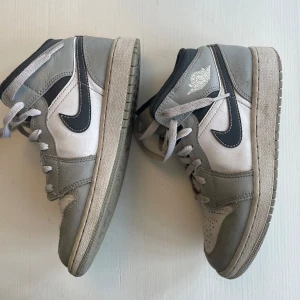 Air Jordans - Använda en termin. Kvitto finns. Air Jordan 1 Mid Light Smoke Grey Size: EU 37 ½