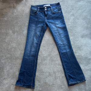 Utsvängda lågmidjade jeans från berska, som nya använt 2 ggr. Skriv för fler bilder💞