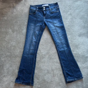 Utsvängda lågmidjade jeans - Utsvängda lågmidjade jeans från berska, som nya använt 2 ggr. Skriv för fler bilder💞