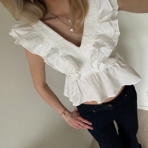 Volangtopp  - Så sjukt fin och populär volangtopp från h&m, använd en gång så den är i nyskick💕